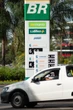 Governo pressiona para que redução da gasolina chegue ao consumidor