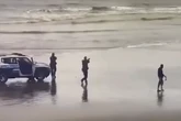 Homem aponta arma falsa para GCMs e é baleado e preso em praia de SP