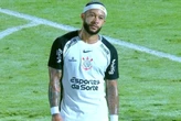 Depay perde pênalti com cavadinha e lance termina em confusão. Assista