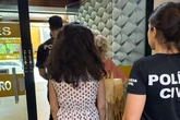 Dizendo ter 200 filhos, mulheres tentam levar crianças de parque