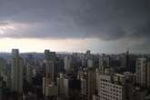 O dia vira noite: São Paulo entra em estado de atenção com tempestade