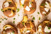 Fácil e crocante: chef ensina receita de batata amassada no forno