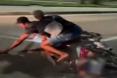 Homens quase têm cabeças esmagadas ao “dar grau” em moto. Vídeo