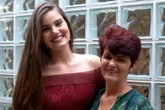Camila Queiroz rebate críticas sobre mãe seguir como manicure