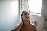 Dermatologista revela: o jeito que você toma banho pode estar errado