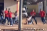 Amigos se unem e batem em jovem que agredia a namorada. Vídeo