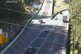 Vídeo: caminhoneiro perde controle dos freios e usa área de escape