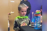 Menino recebe surpresa ao participar de aniversário de amiga da escola