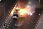 Van pega fogo e interdita pista da Marginal Tietê na manhã desta 2ª