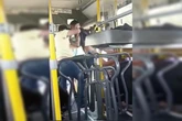 Homens trocam porrada por assento em busão: “Tá drogado, véi”. Veja