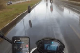 Pneu se solta de carro em movimento e por pouco não atinge mototaxista