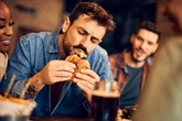 Consumo de ultraprocessados impacta saúde sexual masculina, diz estudo