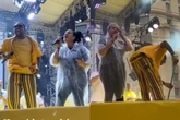 Mumuzinho surpreende faxineira durante show: “Não vai trabalhar”