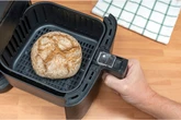 Pão feito na air fryer em 15 minutos: veja dicas e aprenda como fazer