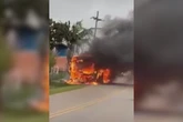 Vídeo: ônibus escolar pega fogo com alunos dentro no interior de SP