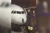 Vídeo. Tempestade de granizo danifica avião e desespera passageiros