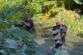 Vídeo: homem foge para mata e fica dentro de valão para escapar da PM
