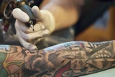 Anvisa suspende venda de suavizante para tatuagem. Saiba qual