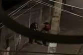 Homem arranca tornozeleira e arrasta mulher pelos cabelos no DF. Vídeo