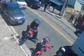 Vídeo: vítima ajoelha e reza após escapar de assalto com ajuda de PM