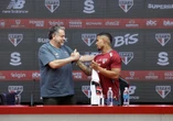 Mailton chega ao São Paulo e briga com Cédric por vaga no time
