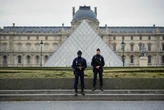 Oito joias e um segredo: assalto ao Louvre abala Paris neste domingo