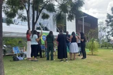 Vídeo: apoiadores oram pela vida de Bolsonaro em frente a hospital