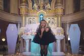 Padre é destituído após Sabrina Carpenter gravar clipe sexy em igreja