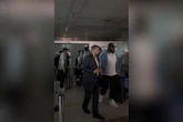 Vídeo: time de futebol americano desembarca em SP durante apagão
