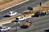 Carro com quatro pessoas capota no Eixo Monumental e deixa um ferido