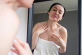 Menopausa: entenda como mudança hormonal afeta a saúde da pele