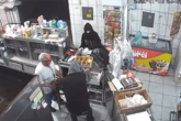 Homem reage a roubo e expulsa ladrões de açougue com banco de madeira