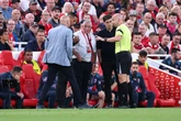 Suposto caso de racismo paralisa jogo de estreia na Premier League