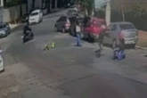 Três ladrões agridem e tentam atirar em PM, mas arma falha. Vídeo