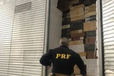 Vinho e cigarros: motorista em fuga pula de caminhão na estrada. Veja