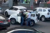 Novo vídeo mostra publicitário rendido e apanhando de policiais na frente do filho