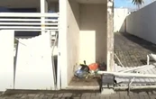 Motoboy discute com morador e chama colegas para destruir condomínio