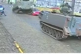 Video: tanque do Exército destrói carros ao tragefar na contramão