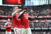 Arsenal vence West Ham e assume liderança da Premier League
