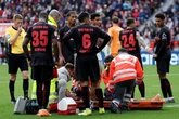 Bayer Leverkusen: Grimaldo tem corte profundo no rosto e sai de maca