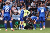 Jogador atinge árbitro e Vardy “apita falta” para paralisar jogo. Veja