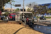 Ônibus pega fogo perto de metrô em SP por conta de pane elétrica. Veja
