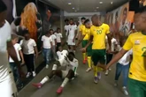 Vídeo: jogadores da Nigéria escorregam em túnel de acesso ao campo