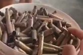 Moradores juntam balde de cápsulas após tiroteio entre CV e TCP. Vídeo