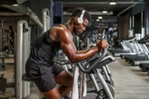 Sente o ritmo! Entenda por que a música ajuda na evolução do treino