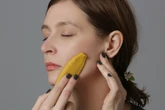 Dermatologista aponta os perigos de passar casca de banana no rosto