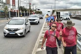 Rumo a Aparecida: romeiros da Dutra se equilibram entre o risco e a fé
