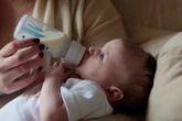 Veja sinais de que seu bebê pode ter alergia ao leite de vaca