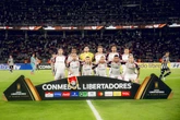 Jogadores do Flamengo sofrem tentativa de assalto e carro é alvejado