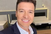 Sem espaço na TV, Rodrigo Faro surge cuidando de bebês reborn